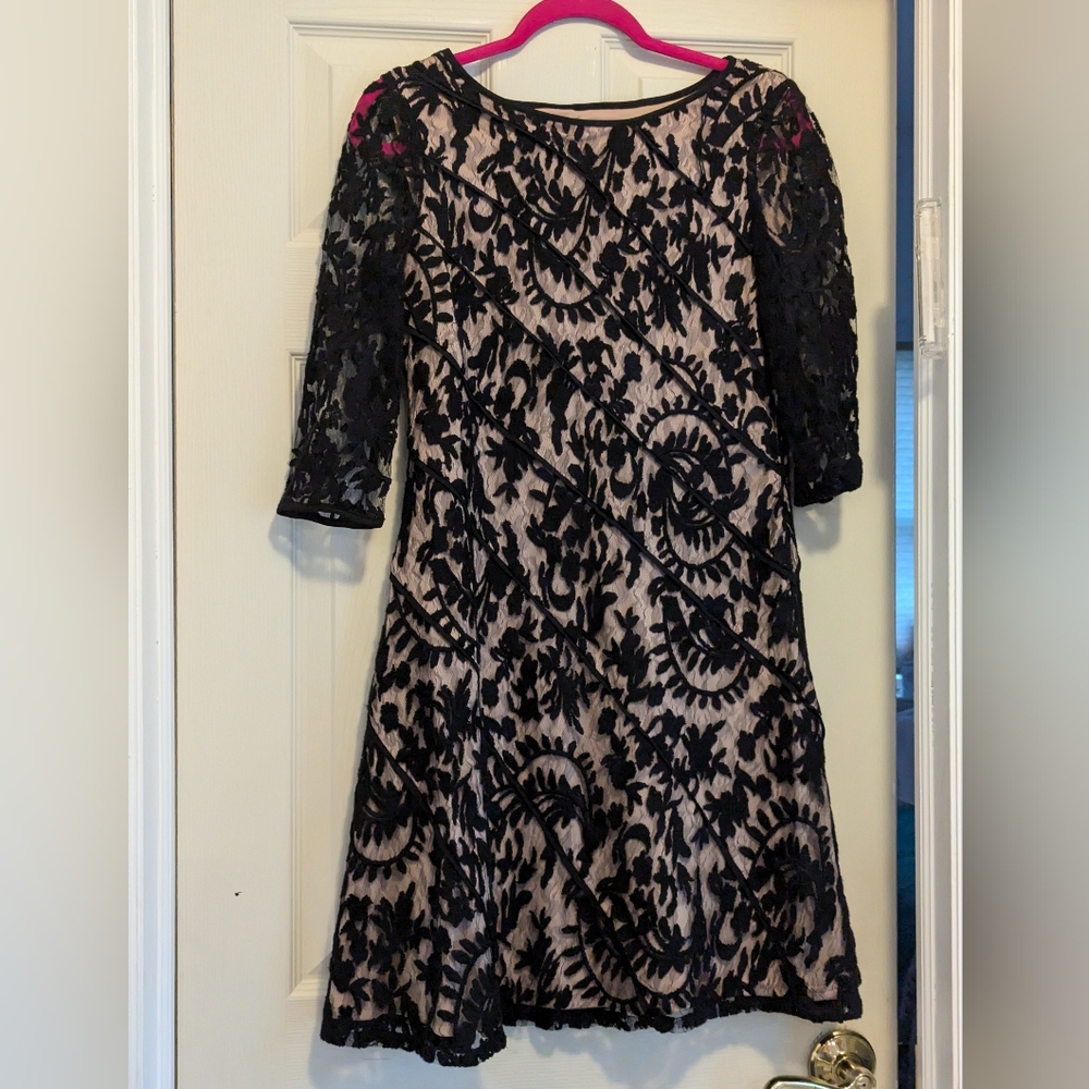 Stunning black tie Adrienna Papell black and nude lace dress size 8